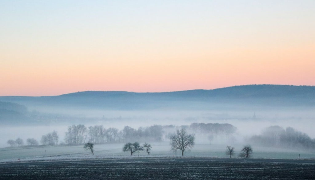 idyllisches Weserbergland im Nebel