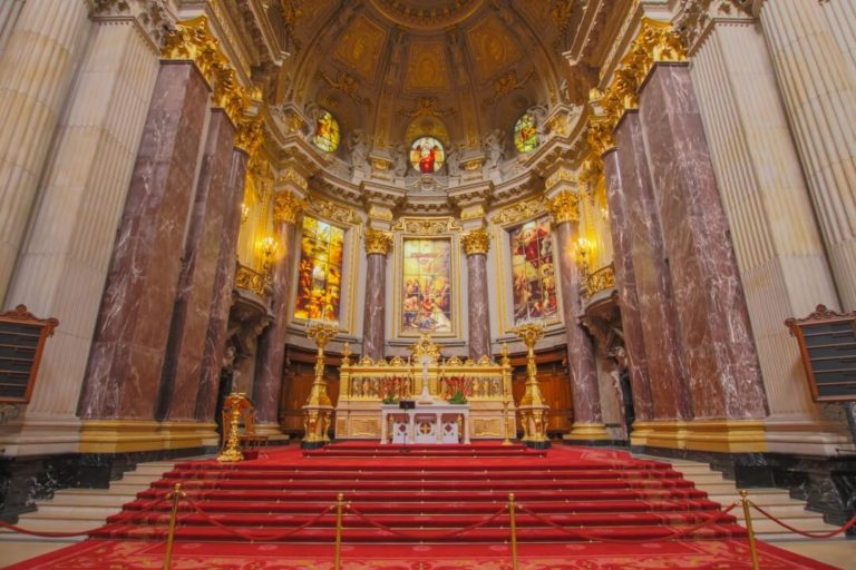 prunkvoller, goldener Altar im Berliner Dom